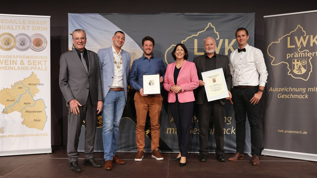 Ehrenpreis des Verbandes der Rheinischen Weinkommissionaere e.V. an das Weingut Hamm An der Burgkirche, Ingelheim Ehrenpreis des Verbandes der Rheinischen Weinkommissionaere e.V. an das Weingut Hamm An der Burgkirche, Ingelheim