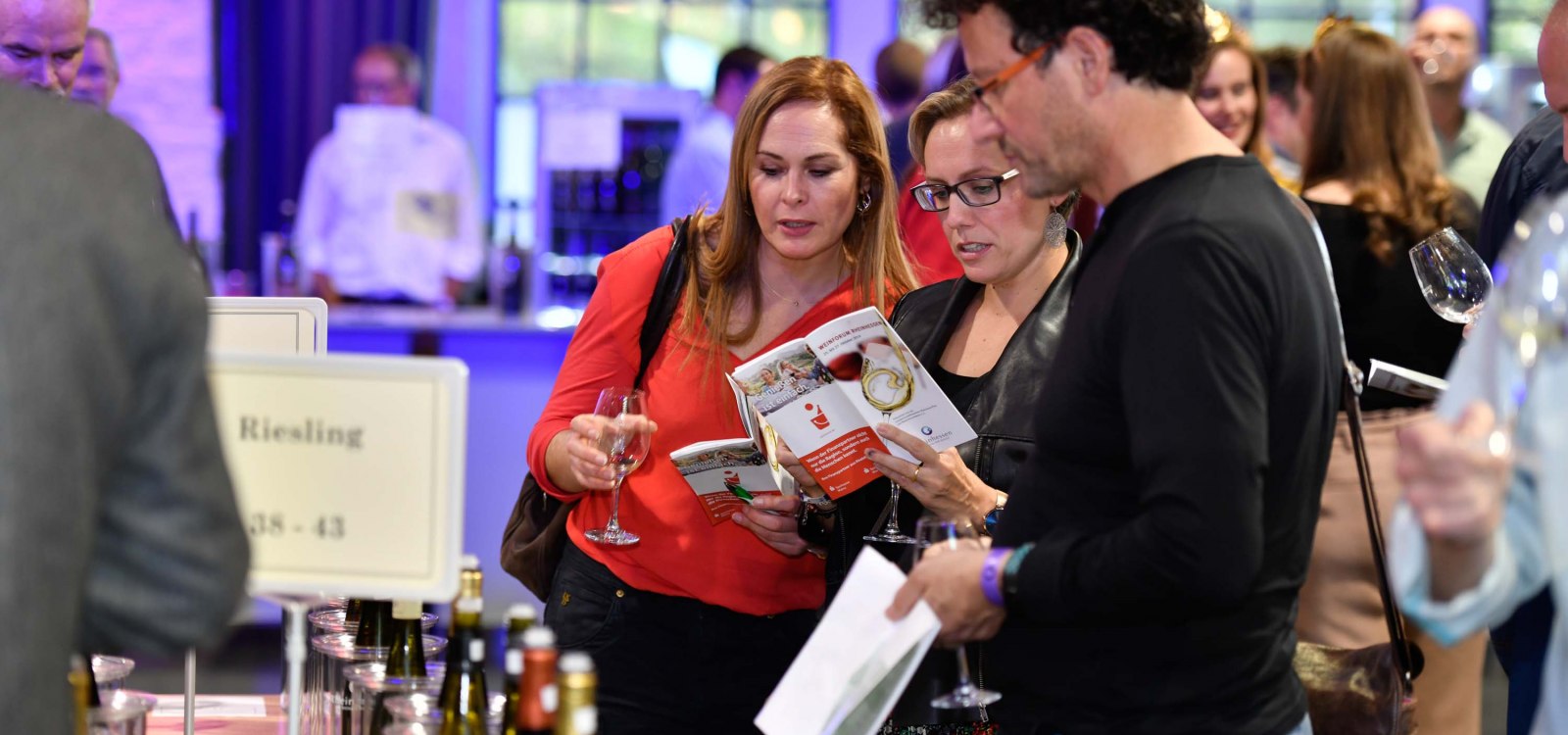 Weinforum Besucher mit Programmheft Weinforum Besucher mit Programmheft