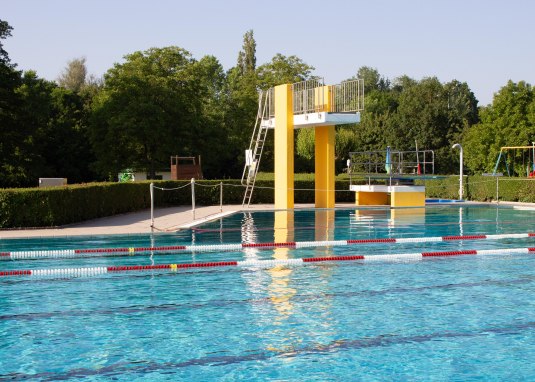 Freibad Gimbsheim mit Sprungturm Freibad Gimbsheim mit Sprungturm