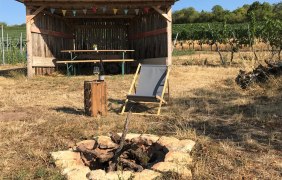 Feuerstelle & überdachte Sitzgelegenheit Feuerstelle & überdachte Sitzgelegenheit