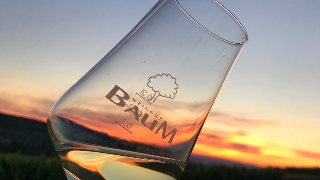 Weingut Baum_Weinglas - Sonnenuntergang, © Lena Göth Weingut Baum_Weinglas - Sonnenuntergang, © Lena Göth