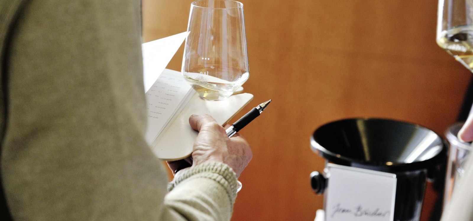 Glas und Notizenhalter Glas und Notizenhalter