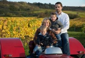 Famiilie_Traktor © Weingut Pfeiffer Famiilie_Traktor © Weingut Pfeiffer