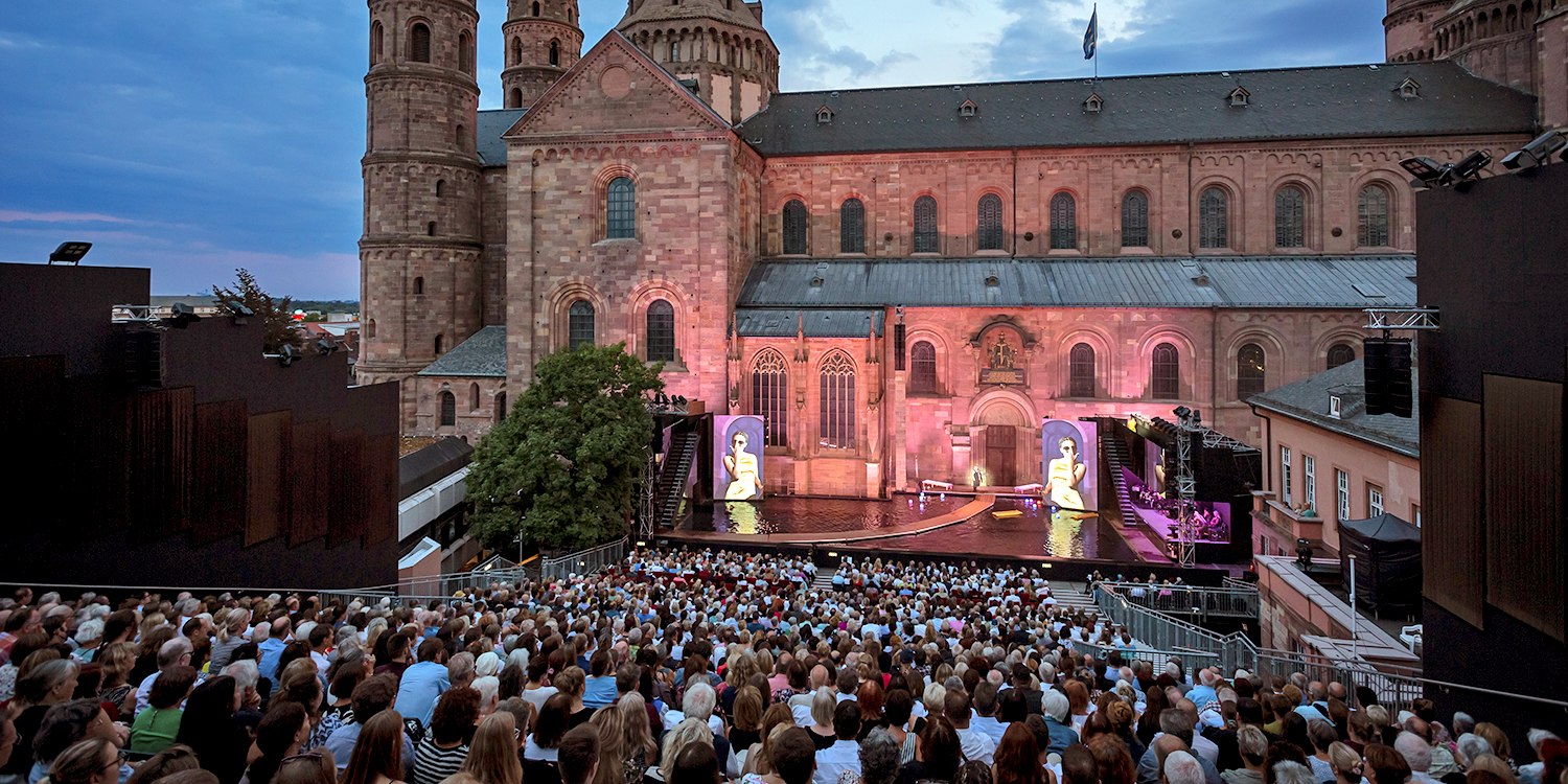 Der Wormser Dom dient bei den Nibelungenfestspielen als Kulisse und Bühnenbild zugleich, © Bernward Bertram Der Wormser Dom dient bei den Nibelungenfestspielen als Kulisse und Bühnenbild zugleich