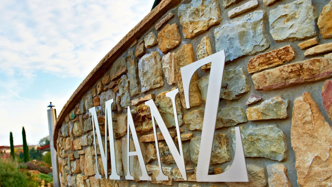 schriftzug, © Weingut Manz schriftzug, © Weingut Manz