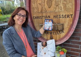 Kirsten Frowein vorm Weingut Hessert, © Kirsten Frowein Kirsten Frowein vorm Weingut Hessert, © Kirsten Frowein