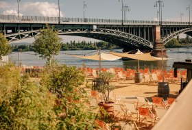 Mainzstrand mit Blick auf Theodor-Heuss-Brücke Mainzstrand mit Blick auf Theodor-Heuss-Brücke