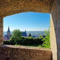 Blick von der Burgruine zur Katharinenkirche © CC0 Rheinhessen-Touristik GmbH, Katja Zentel Blick von der Burgruine zur Katharinenkirche © CC0 Rheinhessen-Touristik GmbH, Katja Zentel
