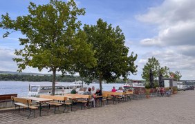 Weinstand am Rheinufer Weinstand am Rheinufer