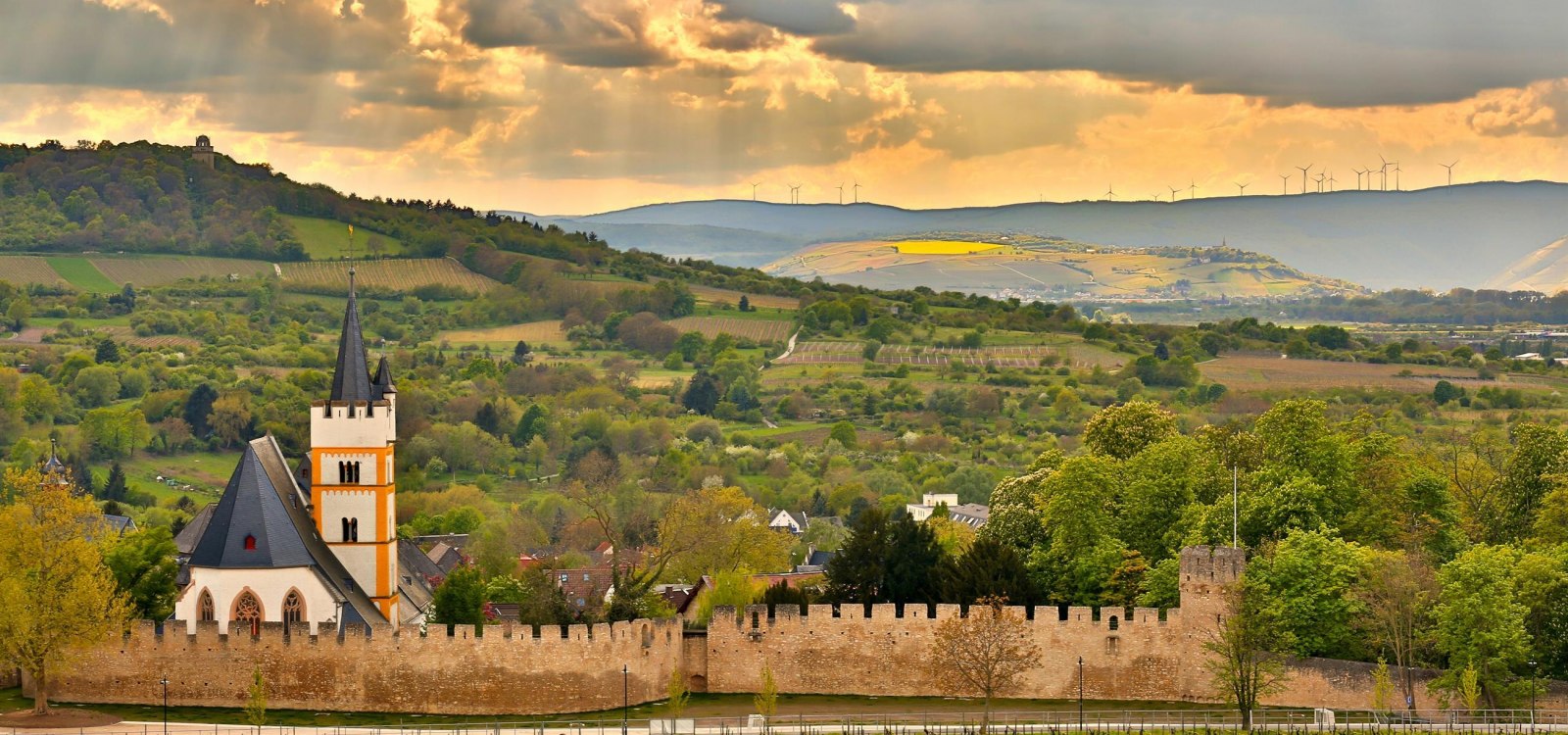 Wehrgang mit Blick auf die Burgkirche + Westerberg, © Rainer Oppenheimer/Stadt Ingelheim Wehrgang mit Blick auf die Burgkirche + Westerberg, © Rainer Oppenheimer/Stadt Ingelheim