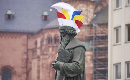 Gutenberg-Denkmal mit Narrenkappe. Fastnacht in Mainz. Copyright: Robert Dieth, © Robert Dieth Gutenberg-Denkmal mit Narrenkappe. Fastnacht in Mainz. Copyright: Robert Dieth, © Robert Dieth