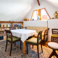Wohnzimmer mit Klavier und Bibliothek Wohnzimmer mit Klavier und Bibliothek