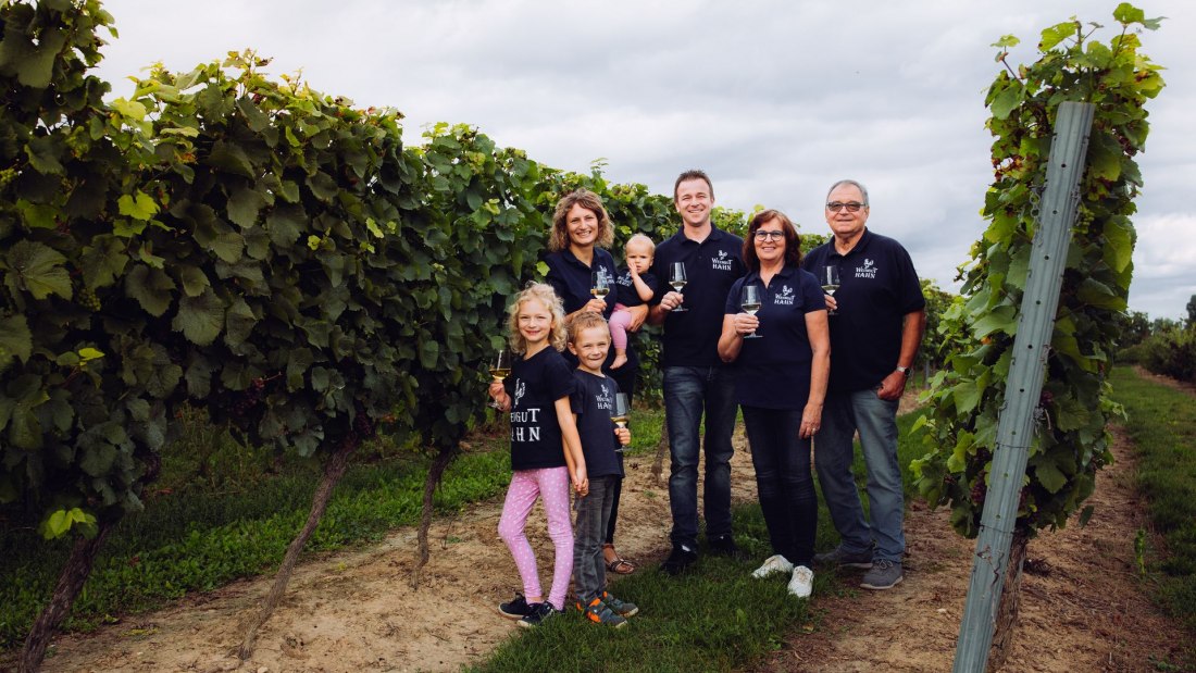 Weingut Klaus und Stefan Hahn_Familie 2, © Simone Bonnet Weingut Klaus und Stefan Hahn_Familie 2, © Simone Bonnet