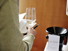 Glas und Notizenhalter Glas und Notizenhalter