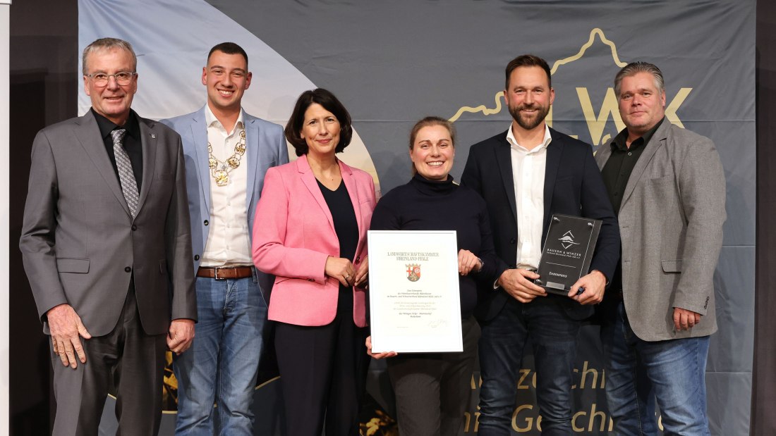 Ehrenpreis des Weinbauverbandes Rheinhessen im BWV RLP Sued e.V. an das Weingut Acker-Martinushof, Bodenheim, © LWK RLP / Alexander Sell Ehrenpreis des Weinbauverbandes Rheinhessen im BWV RLP Sued e.V. an das Weingut Acker-Martinushof, Bodenheim, © LWK RLP / Alexander Sell