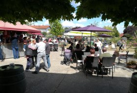 Besucher beim WeinSchirm - Hofausschank Besucher beim WeinSchirm - Hofausschank