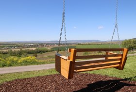 WINGERTSSCHAUKEL SPRENDLINGEN © Tourist Info Sprendlingen-Gensingen WINGERTSSCHAUKEL SPRENDLINGEN © Tourist Info Sprendlingen-Gensingen