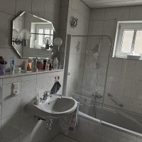 Badezimmer mit Wanne und Dusche Tageslicht Badezimmer mit Wanne und Dusche Tageslicht