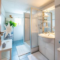 Badezimmer mit Dusche © IKUM- TI Badezimmer mit Dusche © IKUM- TI