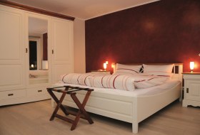 Burgunder Schlafzimmer © Burghof Oswald Burgunder Schlafzimmer © Burghof Oswald