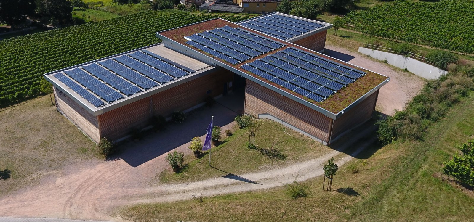 Lagerhallen Dach Weingut Huster, © Altez Group Lagerhallen Dach Weingut Huster, © Altez Group
