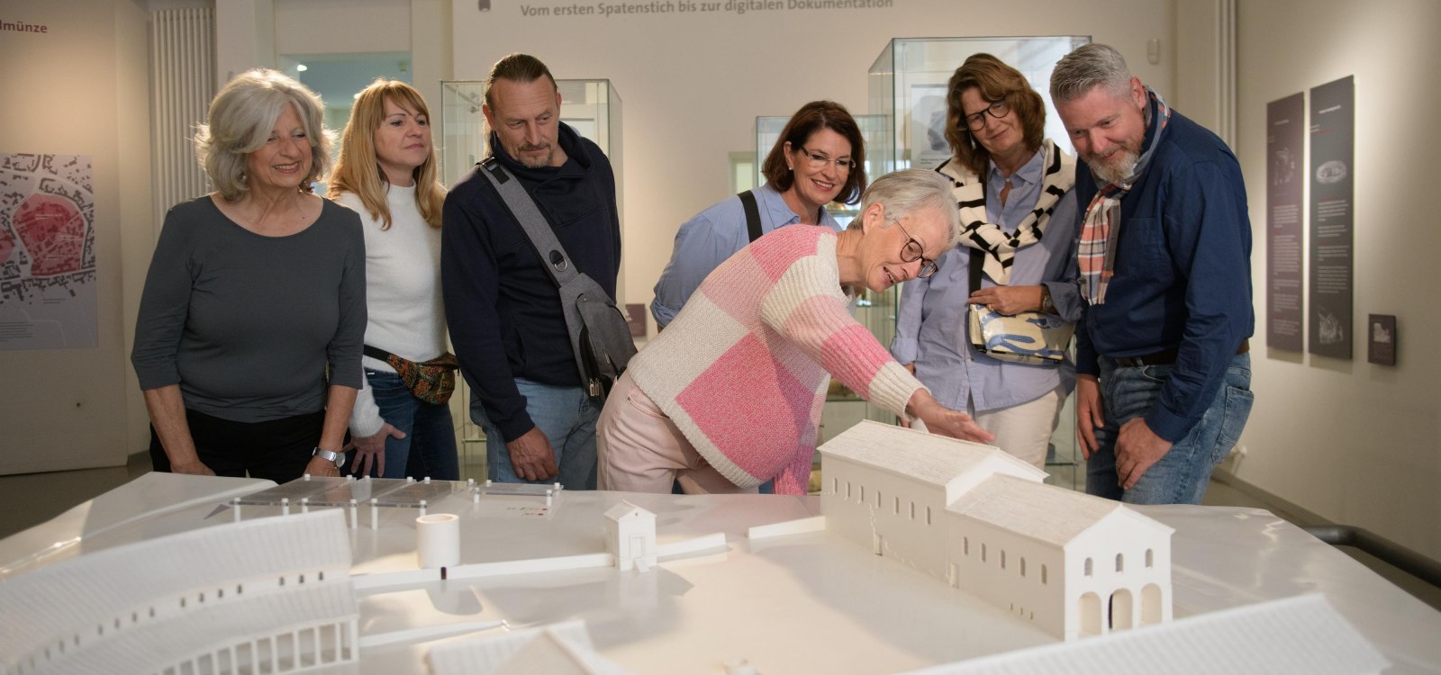 Führung im Museum - Modell Kaiserpfalz Ingelheim, © Angelika Stehle/Stadt Ingelheim Führung im Museum - Modell Kaiserpfalz Ingelheim, © Angelika Stehle/Stadt Ingelheim