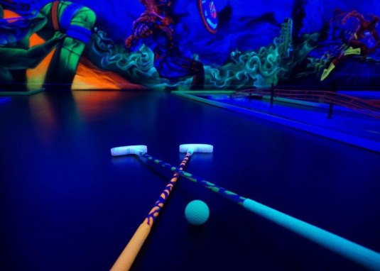 Bringe die Minigolfschläger zum Glühen © Schwarzlichthelden Minigolf Bringe die Minigolfschläger zum Glühen © Schwarzlichthelden Minigolf