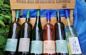 Weinflaschen Weingut Karl Jung & Sohn © Weingut Karl Jung & Sohn Weinflaschen Weingut Karl Jung & Sohn © Weingut Karl Jung & Sohn