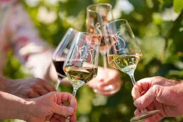 Weingut Schmitt_Anstoßen, © Weingut Schmitt Weingut Schmitt_Anstoßen, © Weingut Schmitt