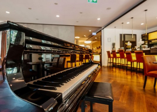Innenansicht mit Klavier © AVRA Kurhaus_Nikolaos Krapis Innenansicht mit Klavier © AVRA Kurhaus_Nikolaos Krapis