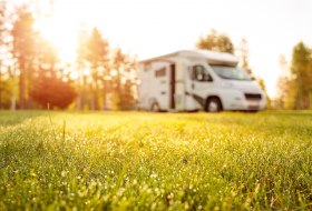 Wohnmobil im Grünen © AdobeStock_295620662 Wohnmobil c) Andrey Armyagov Wohnmobil im Grünen © AdobeStock_295620662 Wohnmobil c) Andrey Armyagov