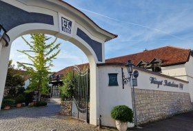 Einfahrt zum Battenheimer Hof in Bodenheim Einfahrt zum Battenheimer Hof in Bodenheim