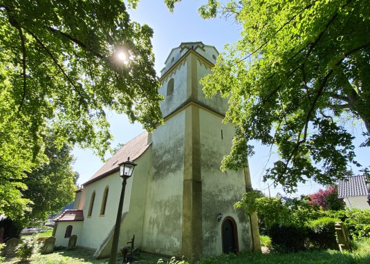 Blick vom Friedhof auf die Heidenturmkirche Blick vom Friedhof auf die Heidenturmkirche