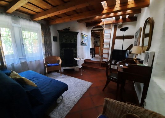 Wohnzimmer mit Schlafcouch, Ferienwohnung 31a © Galerie unterm Maulbeerbaum Wohnzimmer mit Schlafcouch, Ferienwohnung 31a © Galerie unterm Maulbeerbaum