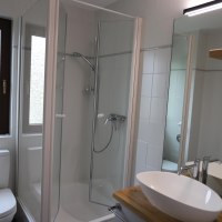 Duschbad mit Fenster und Tageslicht Duschbad mit Fenster und Tageslicht