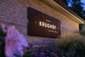 Weingut Krughof_Schild © Weingut Krughof Weingut Krughof_Schild © Weingut Krughof