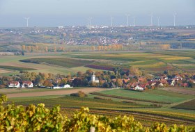 Landschaftsbild mit Ortsgemeinde und Windräder © Robert Dieth Landschaftsbild mit Ortsgemeinde und Windräder © Robert Dieth
