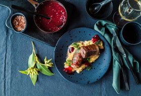 Rehsaltimbocca mit Preiselbeerjus, dazu Schwarzwurzelgemüse Rehsaltimbocca mit Preiselbeerjus, dazu Schwarzwurzelgemüse