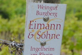 Weingut Burgberg Eimann & Söhne_Schild © Weingut Burgberg Eimann & Söhne Weingut Burgberg Eimann & Söhne_Schild © Weingut Burgberg Eimann & Söhne
