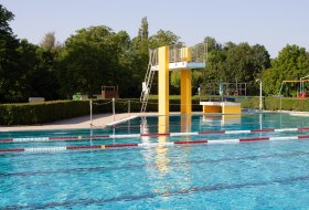Freibad Gimbsheim mit Sprungturm Freibad Gimbsheim mit Sprungturm