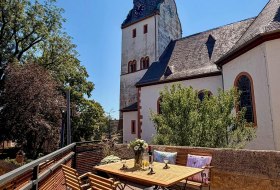 markt-quartier-nierstein-balkon-mit-kirchblick markt-quartier-nierstein-balkon-mit-kirchblick