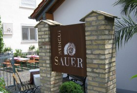 Weingut Sauer_Weingutsschild © Weingut Sauer Weingut Sauer_Weingutsschild © Weingut Sauer