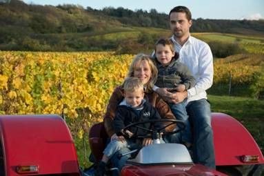 Weingut Pfeiffer_Famiilie_Traktor, © Weingut Pfeiffer Weingut Pfeiffer_Famiilie_Traktor, © Weingut Pfeiffer
