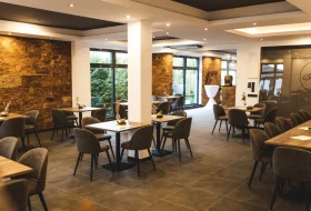 das-bild-zeigt-einen-eleganten-raum-mit-stuehlen-und-tischen-perfekt-fuer-eine © Weingut am Honigberg das-bild-zeigt-einen-eleganten-raum-mit-stuehlen-und-tischen-perfekt-fuer-eine © Weingut am Honigberg