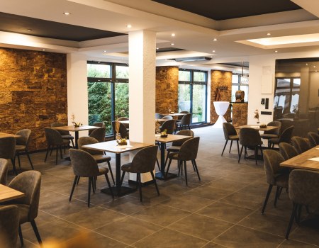 Das Bild zeigt einen eleganten Raum mit Stühlen und Tischen, perfekt für eine Weinprobe., © Weingut am Honigberg Das Bild zeigt einen eleganten Raum mit Stühlen und Tischen, perfekt für eine Weinprobe., © Weingut am Honigberg