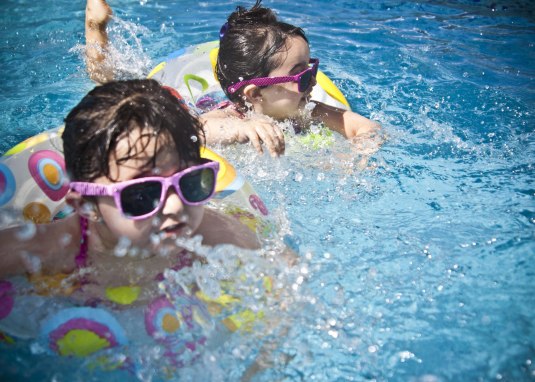 Mädchen im Schwimmbad © pexels at pixabay Mädchen im Schwimmbad © pexels at pixabay