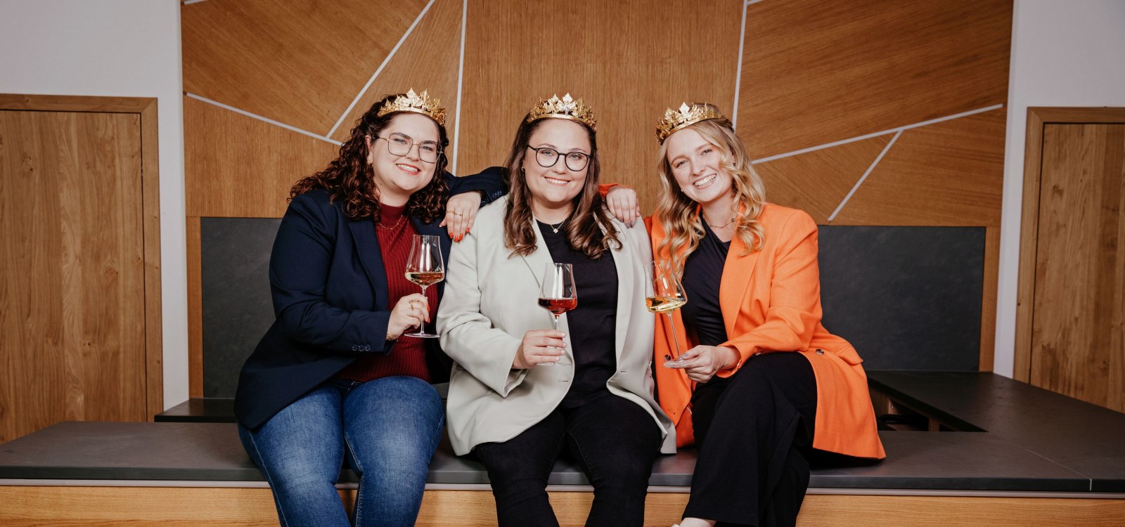 Rheinhessische Weinmajestäten 2025/2026, © CC-BY Rheinhessenwein/Annegret Hirschmann Rheinhessische Weinmajestäten 2025/2026, © CC-BY Rheinhessenwein/Annegret Hirschmann