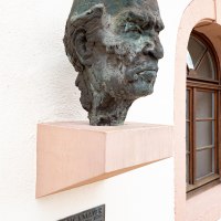 Carl Zuckmayer Denkmal, Büste