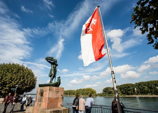Hagendenkmal mit Flagge Hagendenkmal mit Flagge