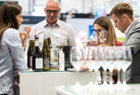 Winzerin mit Besucher © Martin Kämper Winzerin mit Besucher © Martin Kämper